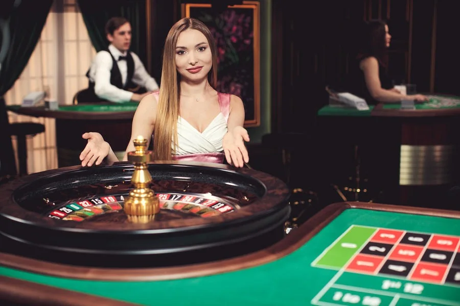 Tampilan meja permainan kasino live dengan dealer